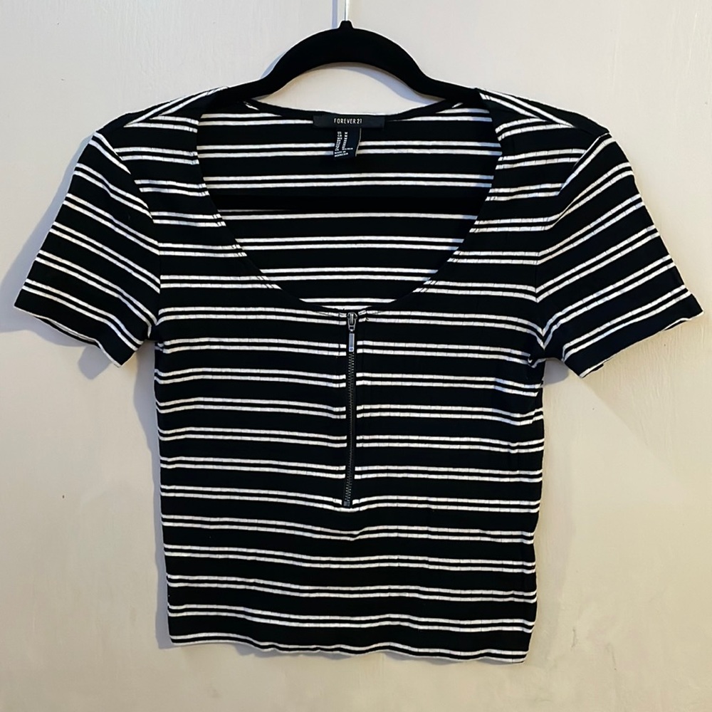 Striped crop top with small zipper in the middle
